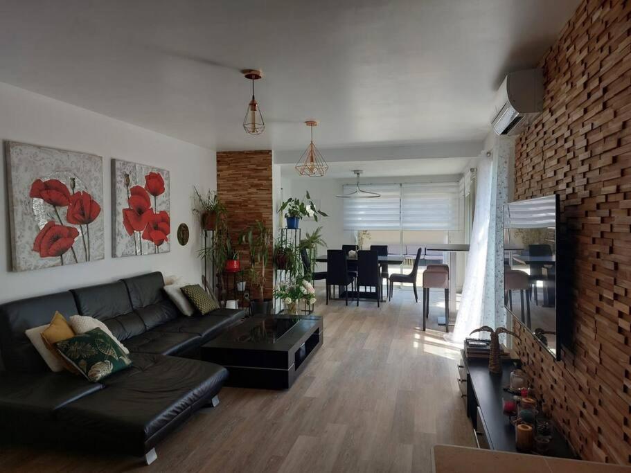 Maison Entiere Redessan Bagian luar foto