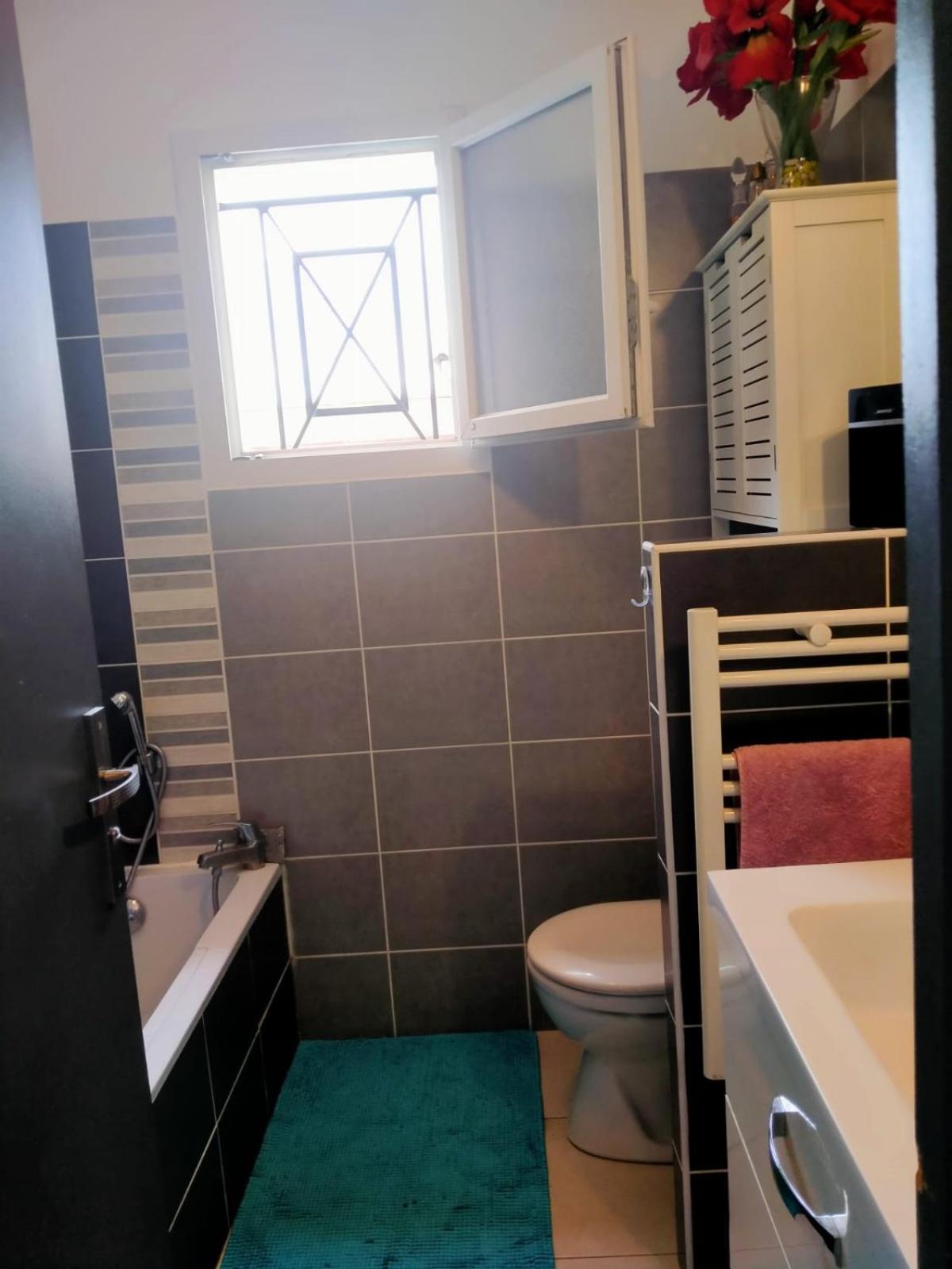 Maison Entiere Redessan Bagian luar foto