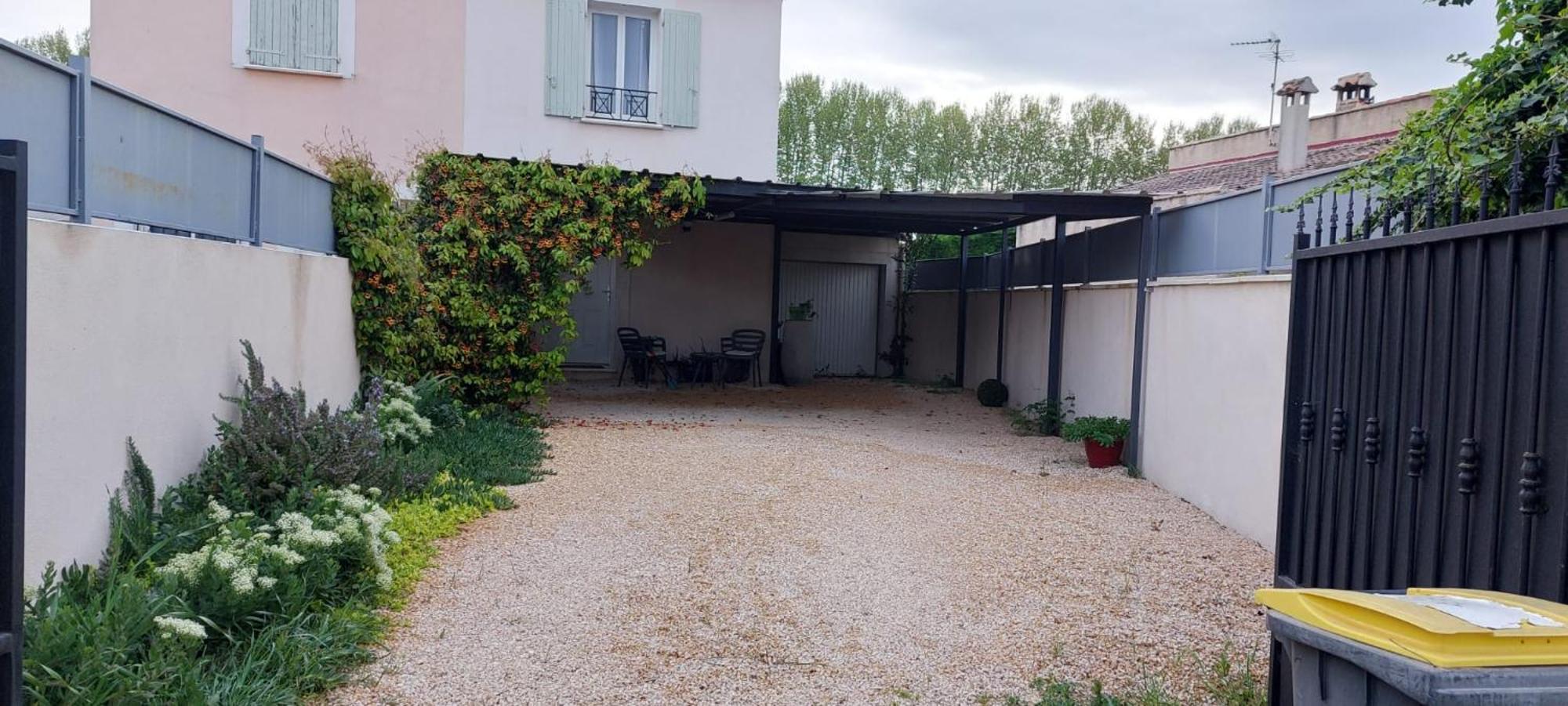 Maison Entiere Redessan Bagian luar foto